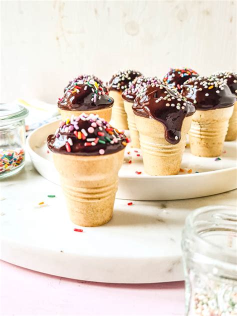 Mini Kuchen im Waffelbecher mit Schokoglasur und bunten Streuseln