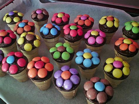 Mini Kuchen im Waffelbecher mit bunter Schokodekoration