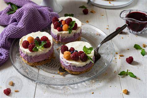 Mini Löffelbiskuit-Dessert mit Beeren