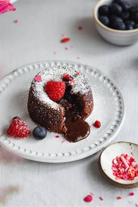 Mini Lava Cake mit flüssigem Kern, angerichtet mit Beeren