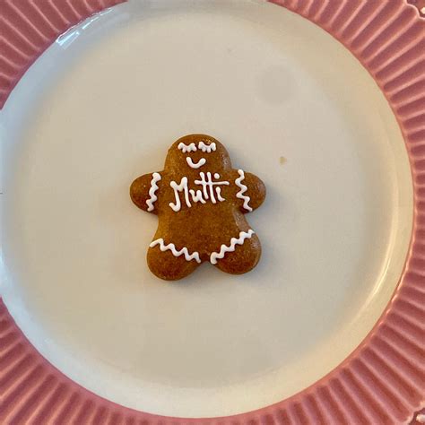 Mini Lebkuchenmännchen auf Teller mit Dekor-Streuseln