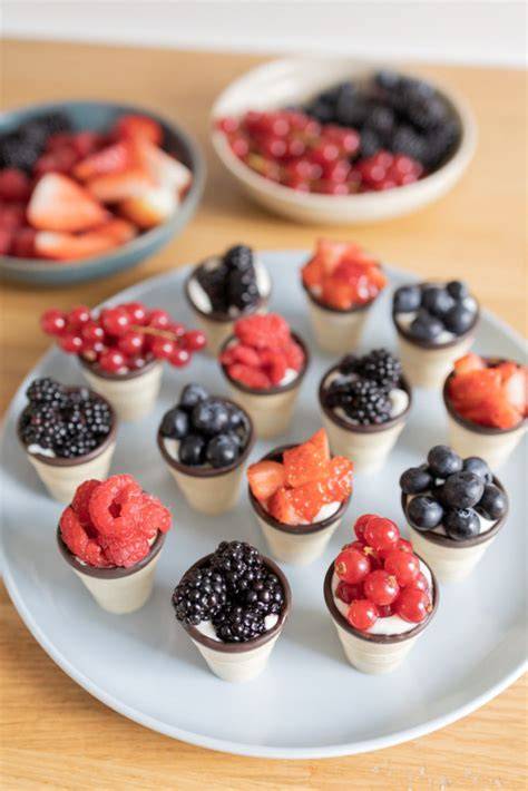 Mini Obst Dessert im Waffelbecher auf einem Tablett