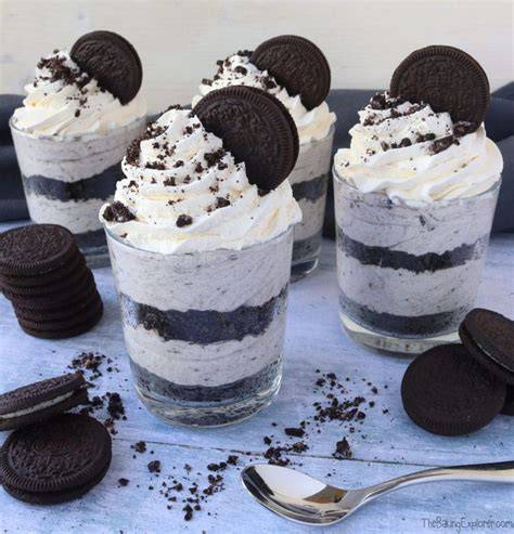 Mini Oreo Dessert Gläser mit Sahnetupfen und halben Oreos