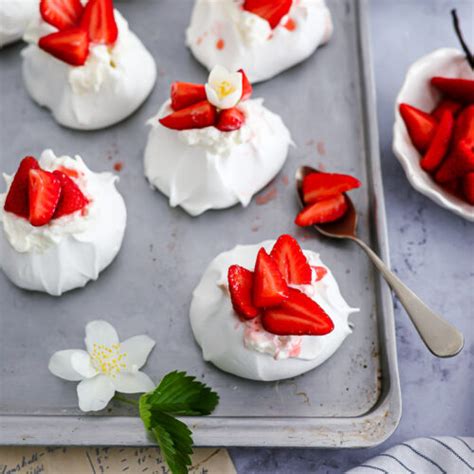 Mini Pavlovas mit Erdbeer-Mascarpone-Crème