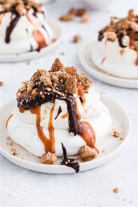 Mini S’mores Pavlova mit karamellisierten Marshmallows und Schokoladensauce