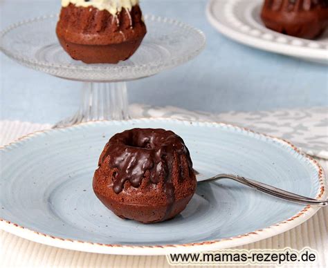 Mini Schoko Gugelhupf auf einem Kuchenständer