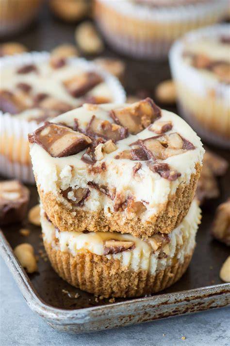 Mini Snickers No Bake Cheesecakes mit Karamell und Erdnüssen