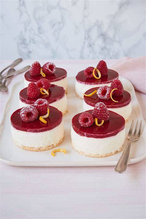 Mini Törtchen mit Himbeerspiegel und Dekor