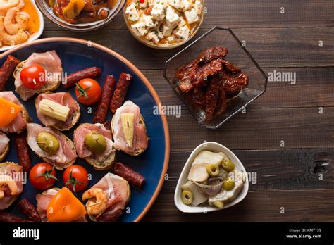 Mini Teller mit Tapas und Desserts