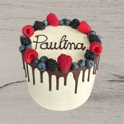 Mini Torte mit Schrift und Beeren
