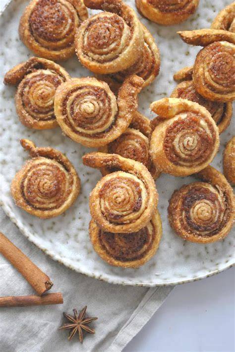 Mini Zimtschnecken aus Blätterteig mit Zimt und Orangenguss