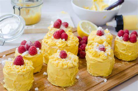 Mini Zitronentörtchen mit Himbeeren