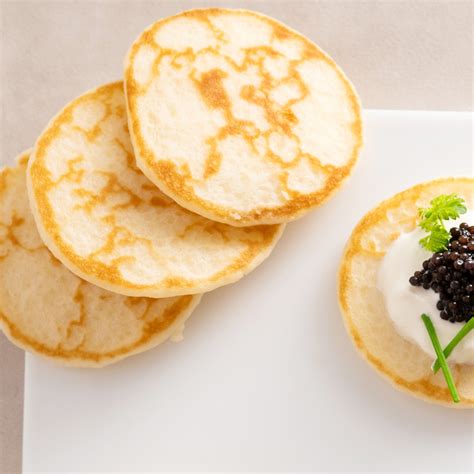 Mini-Blinis mit Kaviar und Crème fraîche
