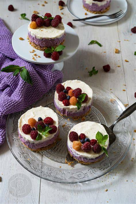 Mini-Cheesecakes mit Herzmuster auf einem Teller