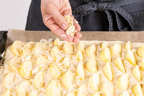 Mini-Croissants auf Backblech vor dem Backen