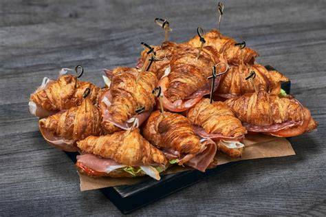 Mini-Croissants auf Buffet mit verschiedenen Füllungen