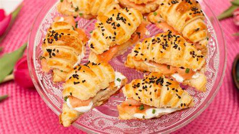 Mini-Croissants gefüllt mit Hähnchensalat auf Servierplatte