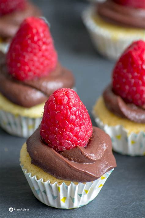 Mini-Cupcakes mit Nuss-Schoko-Creme und Deko