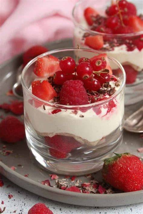 Mini-Dessert im Glas mit frischen Beeren und Schichtcreme