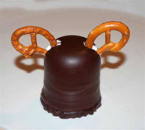 Mini-Geister aus Schaumküssen mit Zuckeraugen