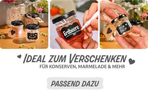 Mini-Gläser mit Pflaumenpudding geschichtet