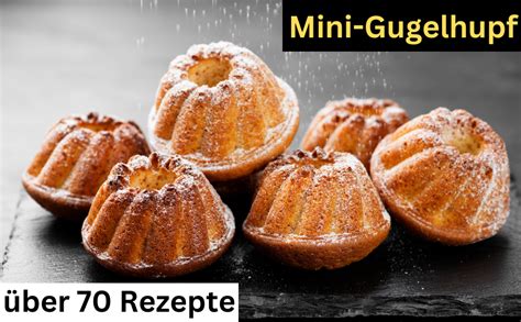 Mini-Gugelhupf auf dem Tisch, verschiedene Dekorationen