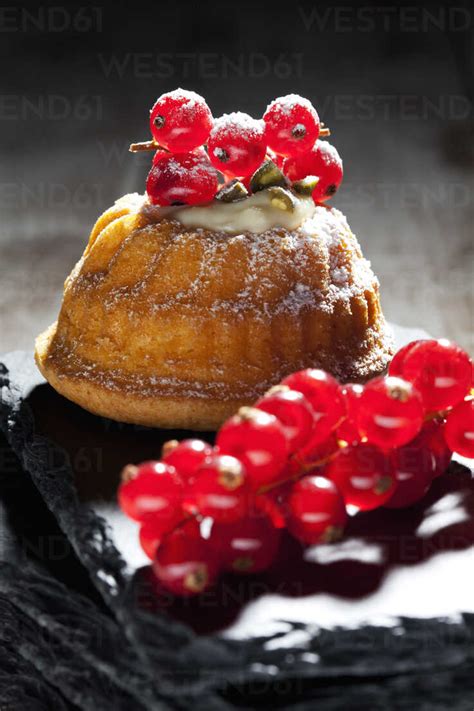 Mini-Gugelhupf mit Johannisbeeren