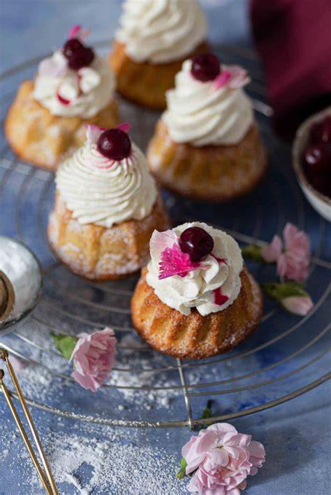 Mini-Gugelhupf mit Kirschen, angerichtet auf einem Kuchengitter