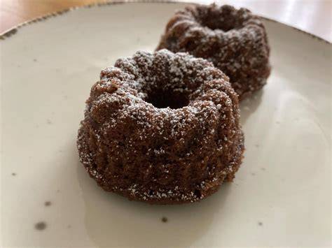 Mini-Gugelhupf mit weißer Schokolade und Orangenmarmelade als Glasur