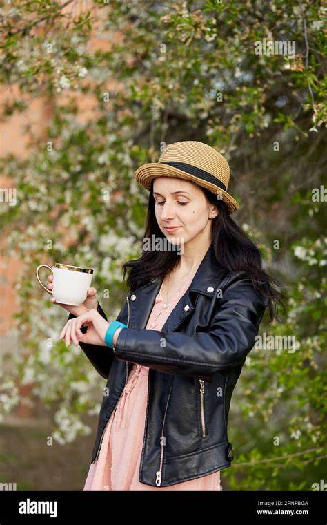 Mini-Käsekuchen in 18-20 cm Springformen neben einer Tasse Kaffee