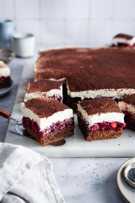 Mini-Käsekuchen in 18-cm-Form: Boden andrücken, Quarkcreme einfüllen