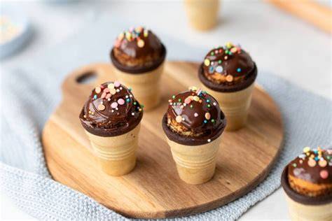 Mini-Kuchen im Waffelbecher am Kindergeburtstag