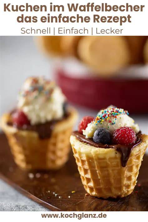 Mini-Kuchen im Waffelbecher mit bunten Streuseln
