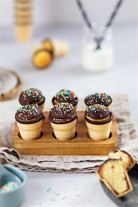 Mini-Kuchen im Waffelbecher mit bunter Deko als Fingerfood