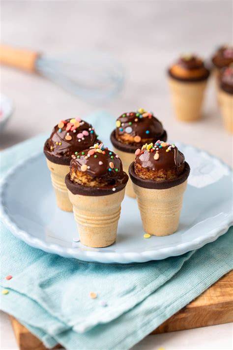 Mini-Kuchen im Waffelbecher mit bunter Deko auf einer Platte
