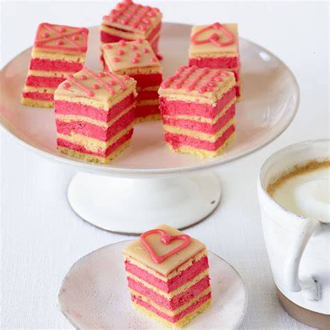 Mini-Kuchen verziert: Cupcakes und Petit Fours