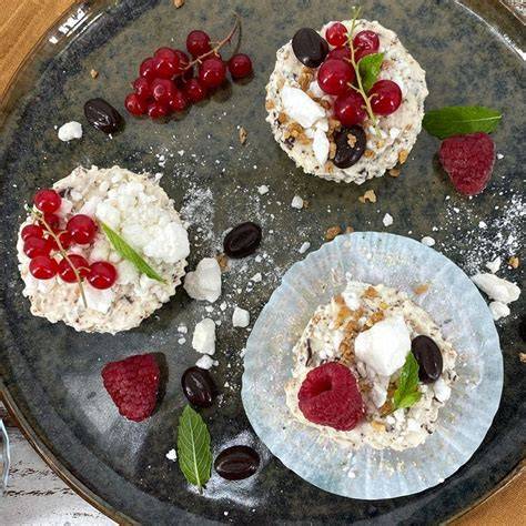 Mini-Löffelbiskuit-Törtchen im Muffinblech
