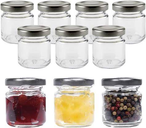 Mini-Marmeladengläser als Gastgeschenke mit Etiketten