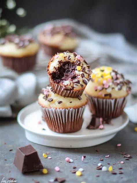 Mini-Muffins mit Schoko-Guss und buntem Zuckerdekor