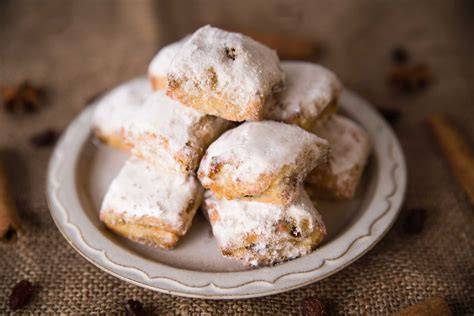 Mini-Quarkstollen auf Servierteller