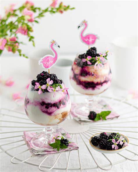Mini-Sandburg aus Biskuit mit Brombeere und Kokos