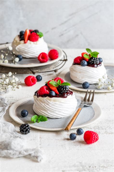 Mini-Sandburgen: Mini-Biskuit-Törtchen mit Sahne und Beeren