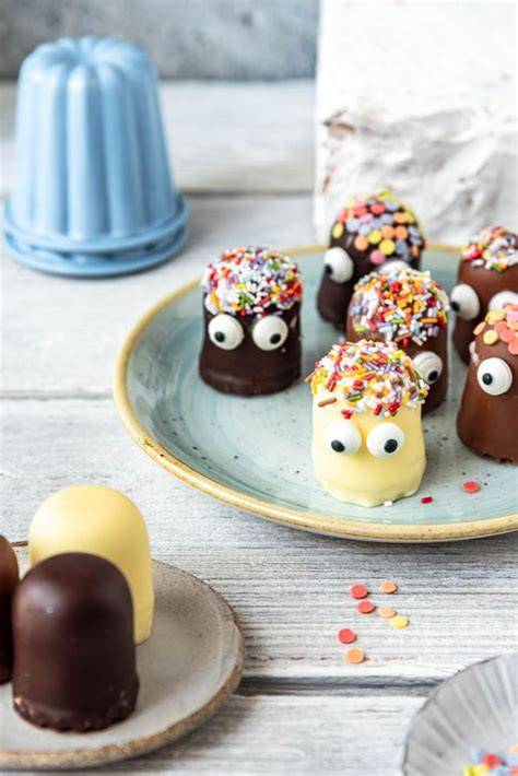 Mini-Schaumküsse als Kuchendeko