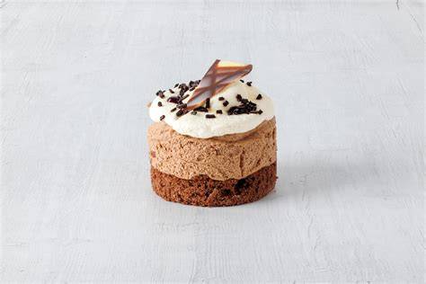 Mini-Schoko-Sahne-Törtchen auf Teller