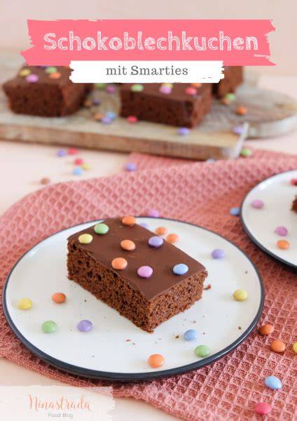 Mini-Schokotorte mit Kinderschokolade-Rand und bunten Smarties