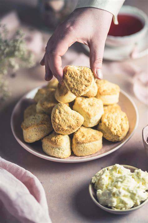 Mini-Scones herzförmig mit Clotted Cream und Erdbeermarmelade