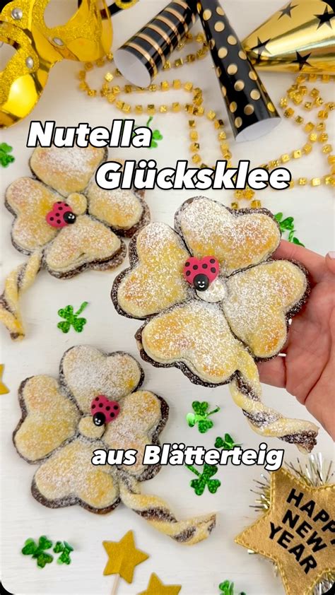 Mini-Stollen auf Backblech, nach dem Bestreichen mit Puderzucker