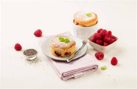 Mini-Tartelettes mit Himbeeren und Basilikum dekoriert