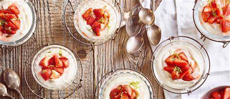 Mini-Trifle mit Quark-Schmand-Creme und marinierten Erdbeeren