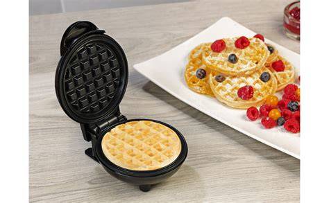 Mini-Waffeleisen mit fertigen Waffeln